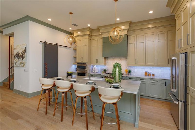Photo 8 of 25 - 2325 Princeton Ct, Orlando, FL 32804
