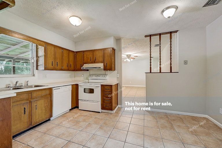 Photo 27 of 38 - 6382 Johnnie Cir W, Jacksonville, FL 32244