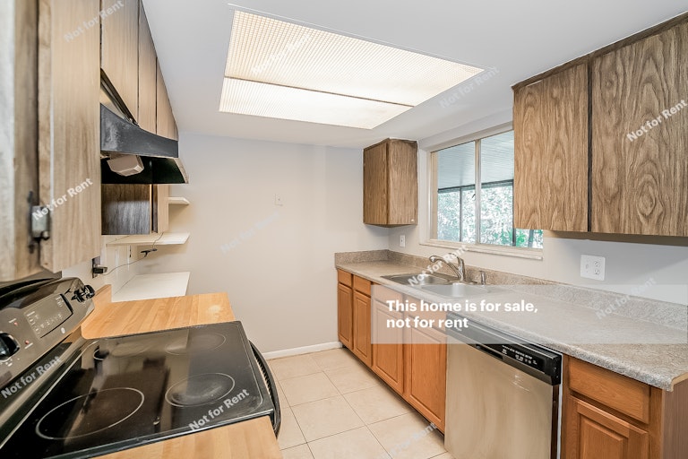 Photo 14 of 25 - 8415 Frost St N, Jacksonville, FL 32221