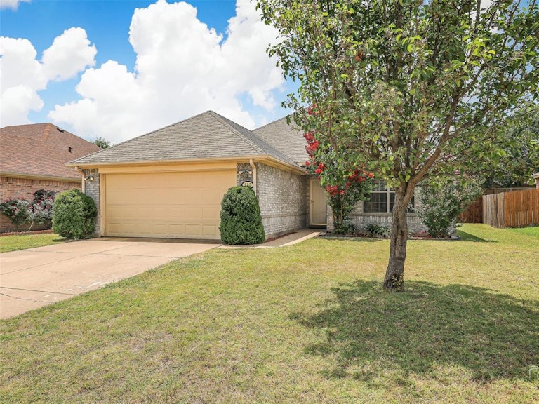 Photo 2 of 20 - 117 Magnolia St, Anna, TX 75409
