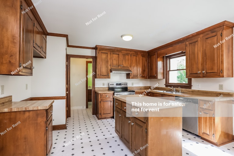 Photo 9 of 24 - 1716 Carrington Dr, Raleigh, NC 27615