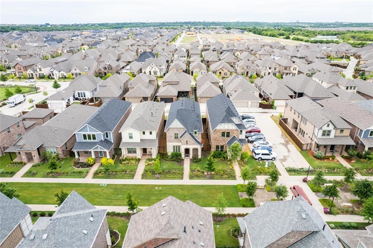 Photo 28 of 30 - 1503 English Blue Ln, Arlington, TX 76005