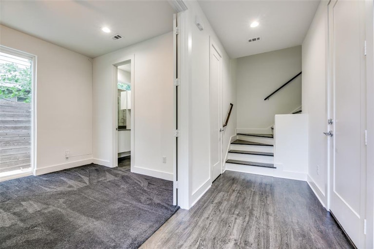 Photo 11 of 27 - 1234 Hyde Ct, Dallas, TX 75215