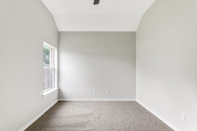 Photo 17 of 25 - 304 Bob White Dr, Red Oak, TX 75154