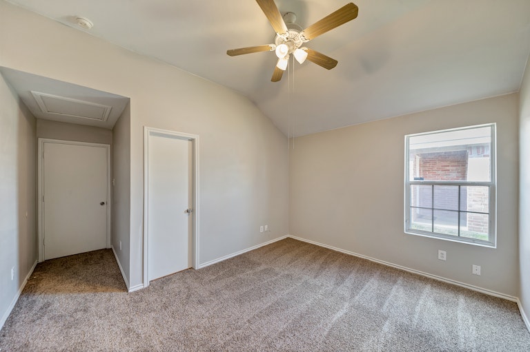 Photo 12 of 23 - 1143 Galicia Ln, Dallas, TX 75217