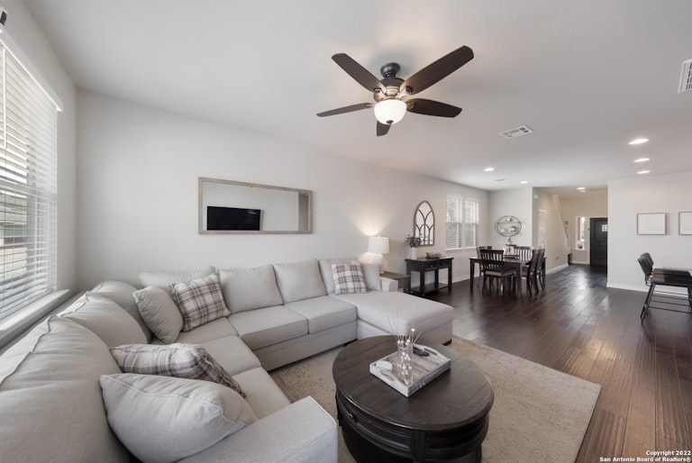 Photo 12 of 26 - 5503 Burr Blf, San Antonio, TX 78266