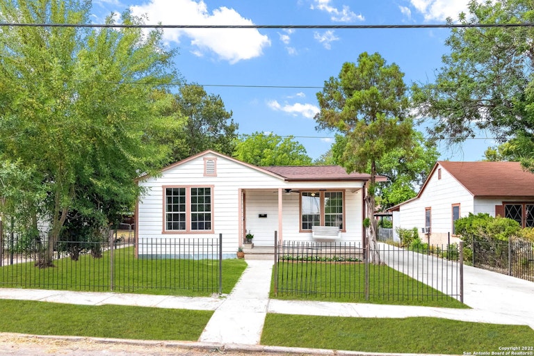 Photo 1 of 24 - 1431 W Summit Ave, San Antonio, TX 78201