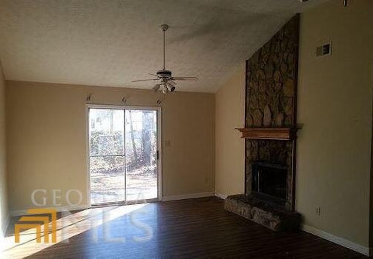 Photo 7 of 8 - 8546 Pineland Dr, Jonesboro, GA 30238