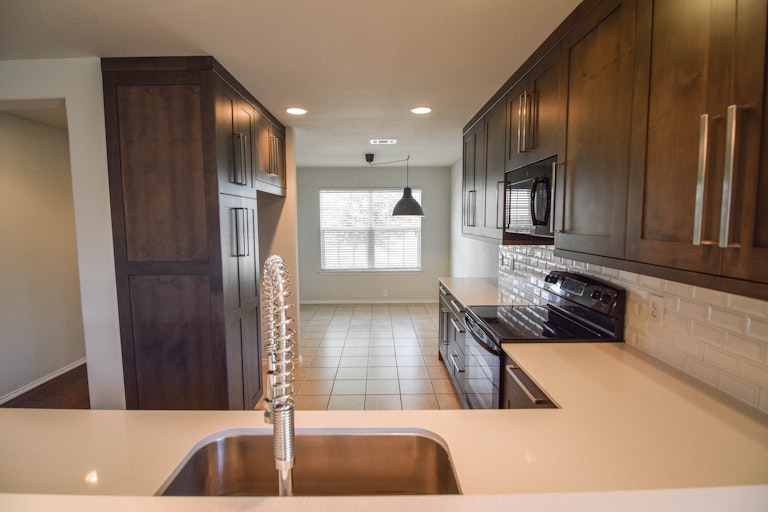 Photo 15 of 37 - 15964 Avenel Way, Fort Worth, TX 76177