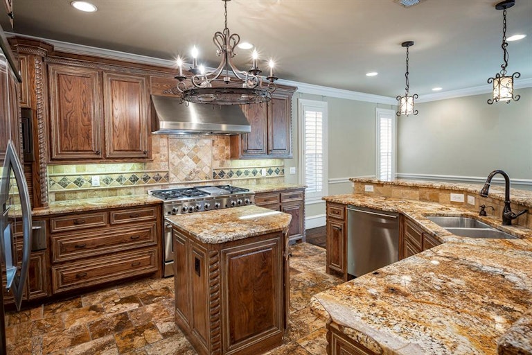 Photo 16 of 40 - 6624 Sondra Dr, Dallas, TX 75214