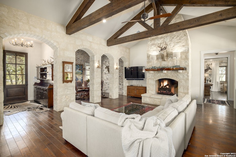 Photo 17 of 42 - 4544 Natures Way, New Braunfels, TX 78132