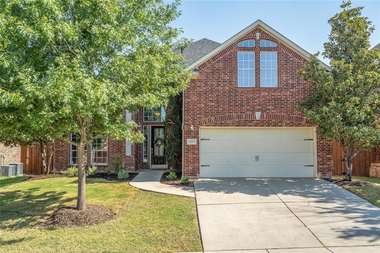Photo 2 of 40 - 1317 Spanish Needle Trl, Fort Worth, TX 76177