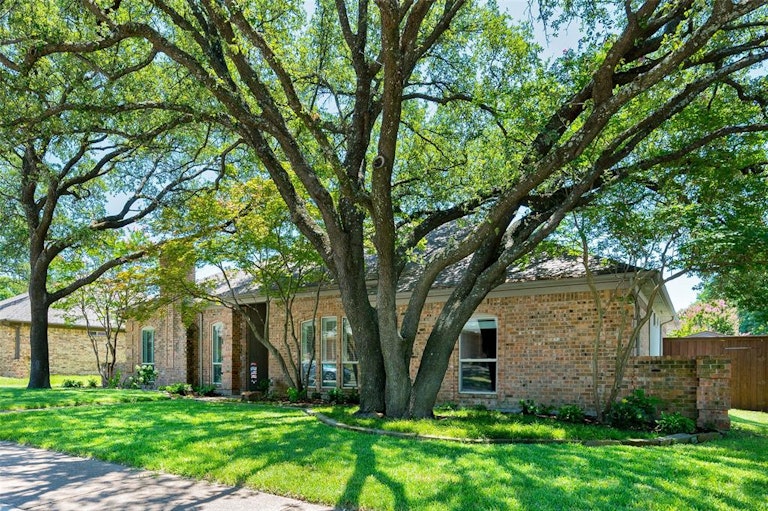 Photo 3 of 40 - 7336 Williamswood Dr, Dallas, TX 75252