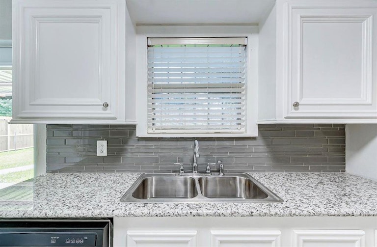 Photo 11 of 28 - 8159 Redfern Dr, Houston, TX 77033
