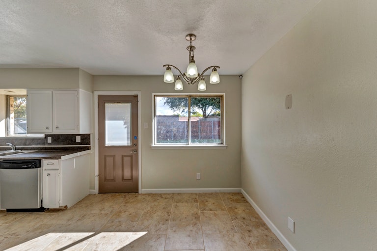 Photo 8 of 24 - 1918 Glenwick Ln, Irving, TX 75060