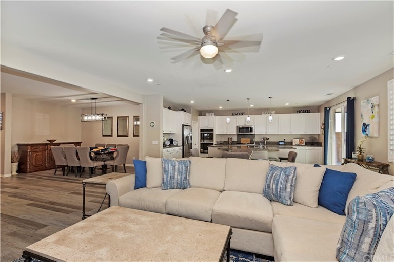 Photo 14 of 50 - 5120 Armendarez Ln, Fontana, CA 92336