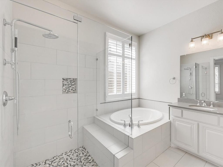 Photo 22 of 39 - 11121 Smoky Oak Ct, Argyle, TX 76226