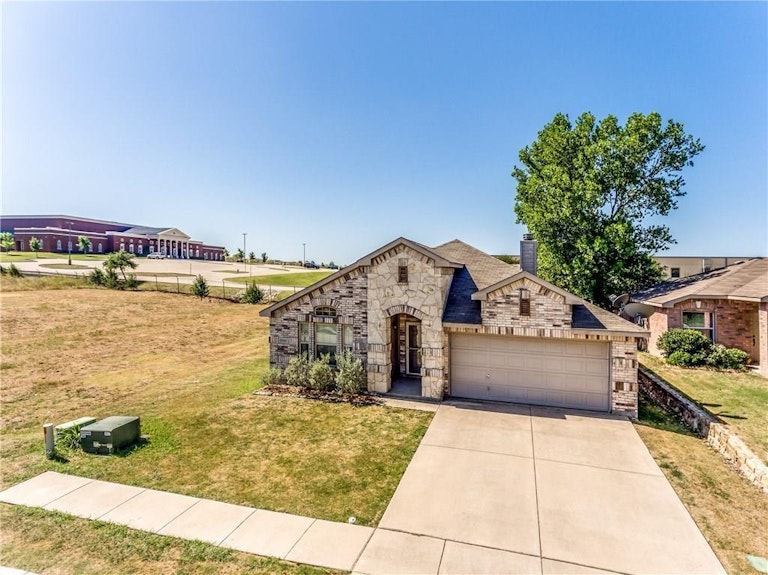 Photo 3 of 33 - 10045 Pronghorn Ln, Fort Worth, TX 76108