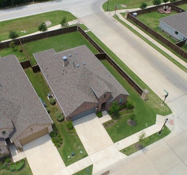 Photo 2 of 35 - 3025 Pioneer Path, Little Elm, TX 75068