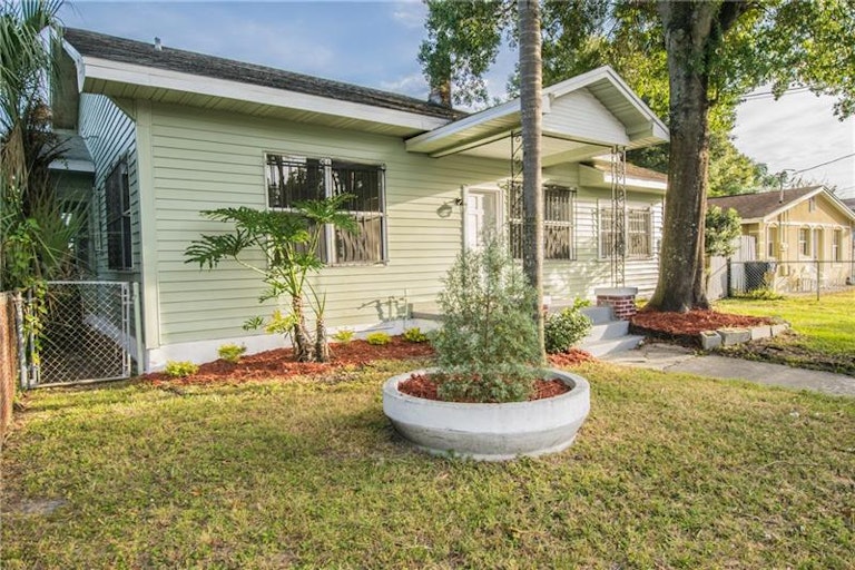 Photo 2 of 12 - 2721 W Chestnut St, Tampa, FL 33607
