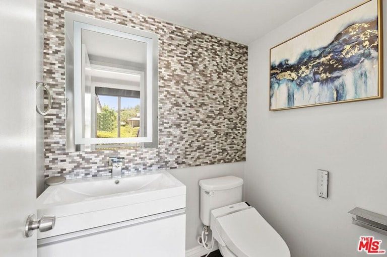 Photo 21 of 37 - 22334 Liberty Bell Rd, Calabasas, CA 91302