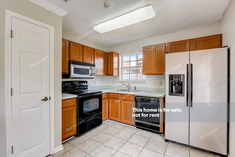 Photo 4 of 27 - 8029 Swamp Flower Dr, Jacksonville, FL 32244