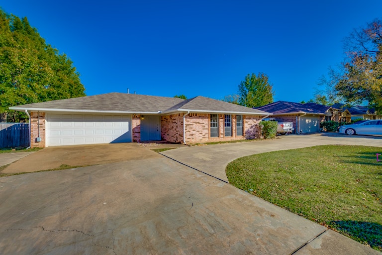 Photo 5 of 19 - 2117 Lea Meadow Cir, Corinth, TX 76208