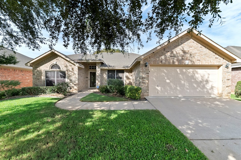 Photo 1 of 28 - 2225 Park Hurst Dr, Arlington, TX 76001