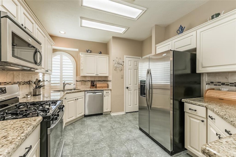 Photo 10 of 26 - 9811 Therrell Dr, Houston, TX 77064