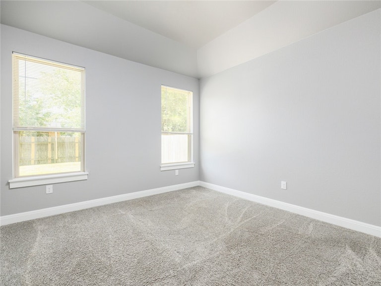Photo 18 of 32 - 1413 Circle Dr, Round Rock, TX 78664