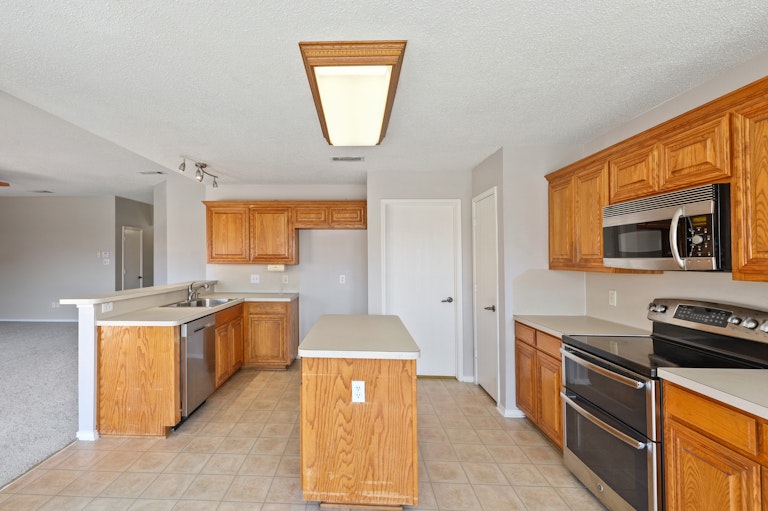 Photo 4 of 27 - 500 Road Runner Dr, Arlington, TX 76002