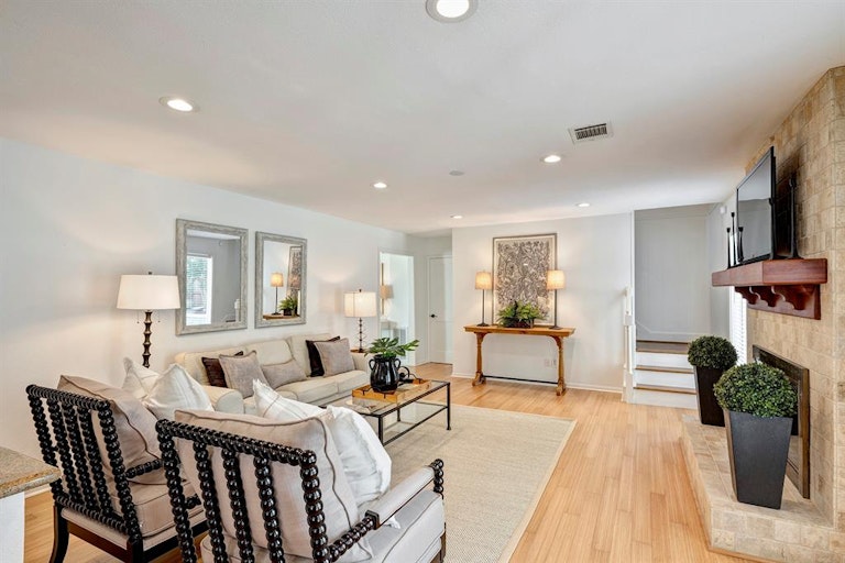 Photo 8 of 34 - 13519 Westport Ln, Houston, TX 77079