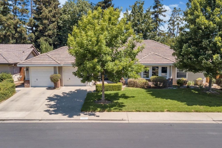 Photo 5 of 44 - 9245 Laguna Lake Way, Elk Grove, CA 95758