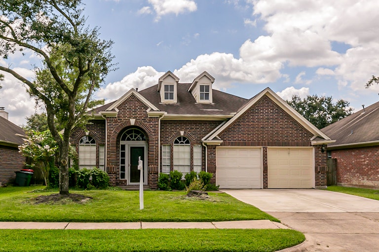 Photo 1 of 30 - 1611 Glacier Blue Dr, Fresno, TX 77545