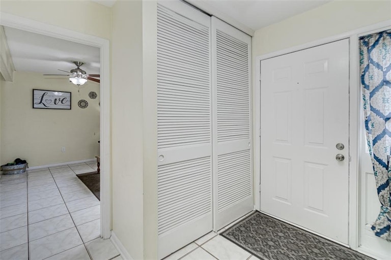 Photo 9 of 33 - 5427 Harbor Dr W, Lakeland, FL 33809