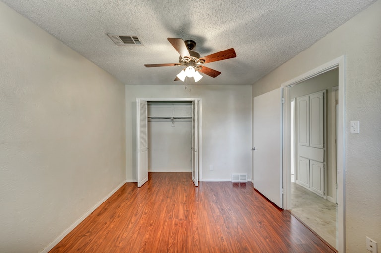 Photo 16 of 24 - 1918 Glenwick Ln, Irving, TX 75060