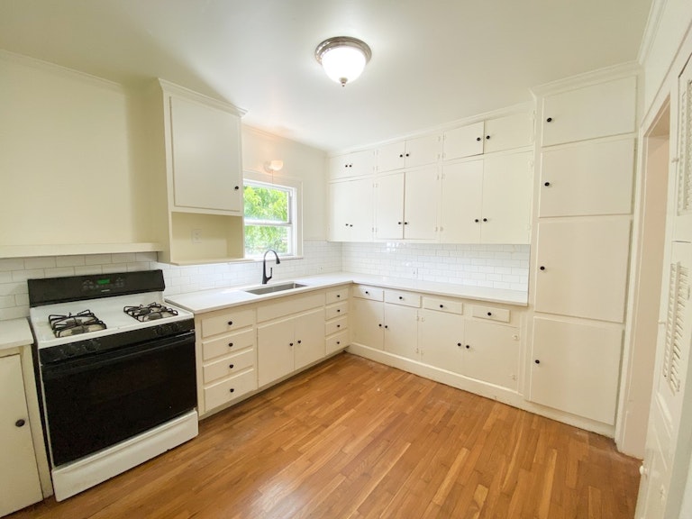 Photo 5 of 19 - 1921 Kenwood Ave, Austin, TX 78704