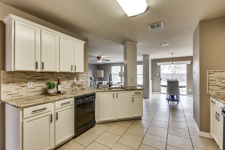 Photo 4 of 31 - 2405 Graystone Dr, Little Elm, TX 75068