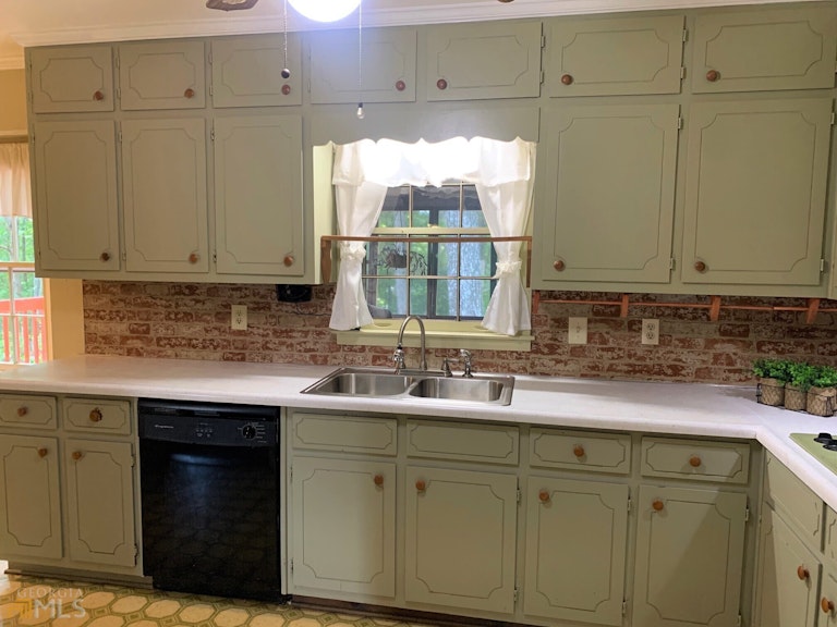 Photo 12 of 43 - 2761 Hickory Trl, Snellville, GA 30078