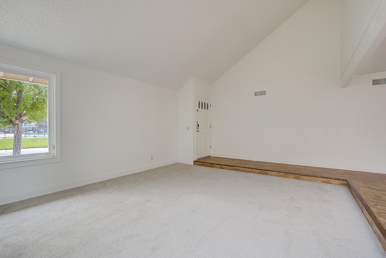 Photo 14 of 44 - 8017 Stone Canyon Cir, Citrus Heights, CA 95610