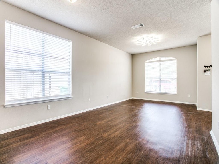 Photo 16 of 32 - 6449 Riverwater Trl, Fort Worth, TX 76179