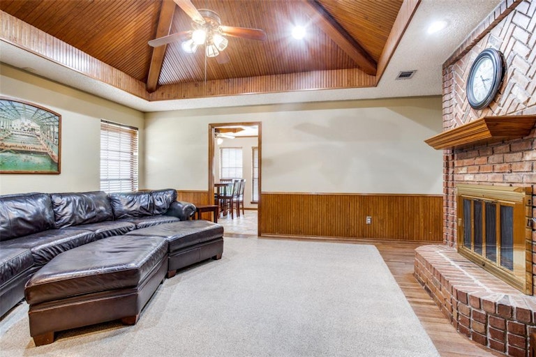 Photo 15 of 27 - 3825 Edgewater Dr, Bedford, TX 76021