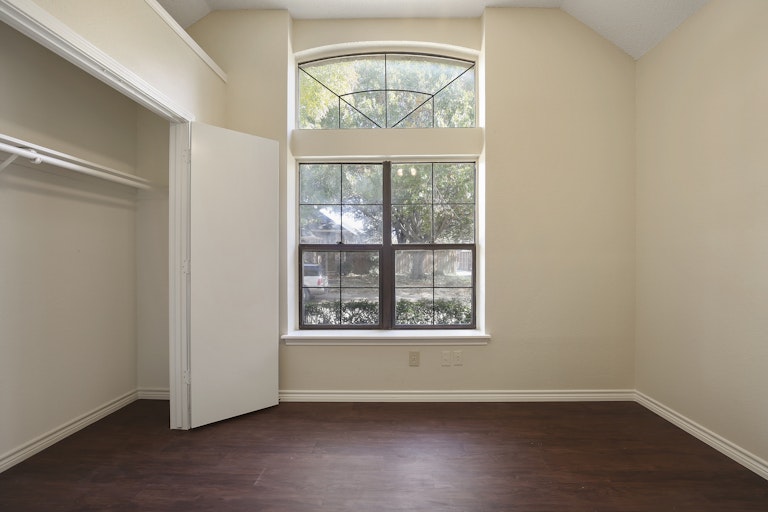Photo 18 of 27 - 4236 Winding Way Ct, Dallas, TX 75287