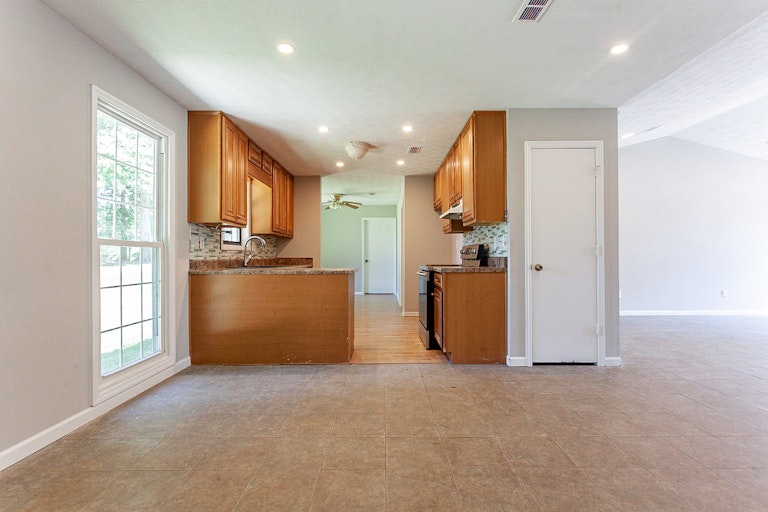 Photo 9 of 26 - 11673 Matthews Trl, Hampton, GA 30228