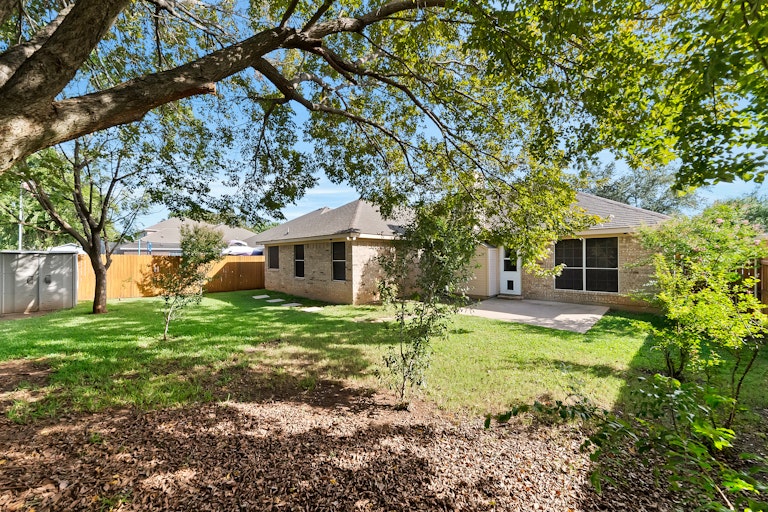 Photo 5 of 28 - 2225 Park Hurst Dr, Arlington, TX 76001