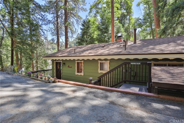 Photo 1 of 49 - 215 Erlach Dr, Crestline, CA 92325