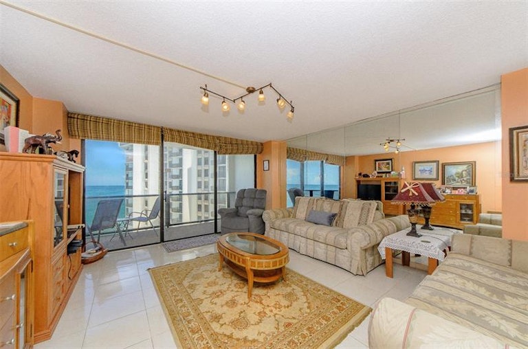 Photo 11 of 48 - 450 S Gulfview Blvd #1102, Clearwater Beach, FL 33767