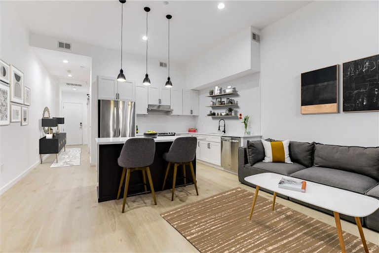 Photo 6 of 28 - 507 Sabine St #303, Austin, TX 78701