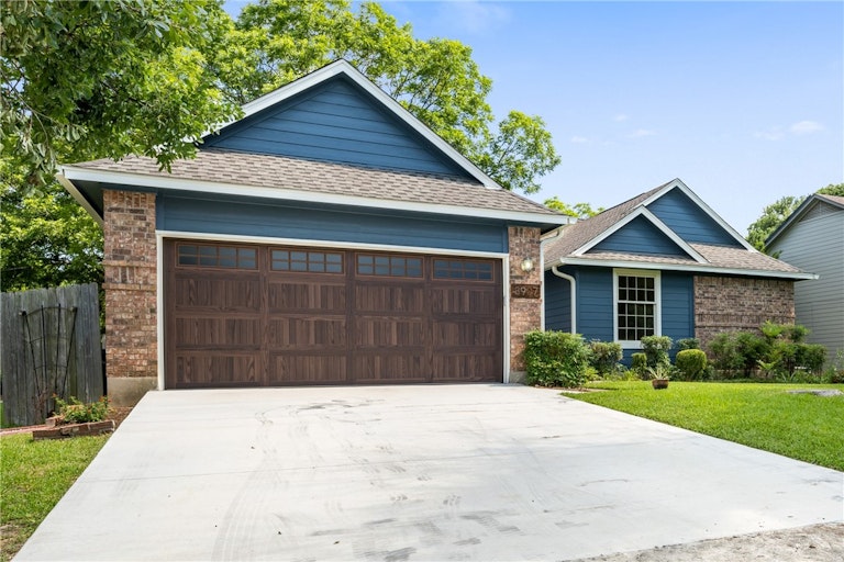 Photo 3 of 18 - 8907 Chester Forest St, Austin, TX 78729