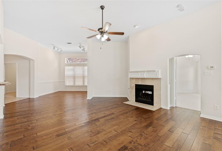 Photo 10 of 28 - 8904 Lakewood Dr, Irving, TX 75063